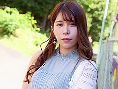 ムッチリ巨尻の美人妻がM字開脚や四つん這いでオマンコ弄られ感じまくり