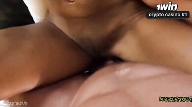 Gloriosa Tina Fire em intenso gang-fuck caseiro realçando suas magníficas mamas